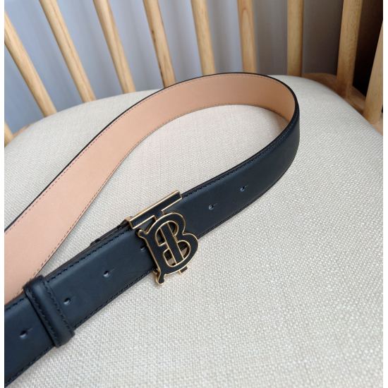 Burberry's Burberry counter features a new Italian refined leather waistband adorned with exquisite stitching. The buckle features a unique logo design paired with hand-painted leather details. Width: 3.5cm, exquisite and elegant