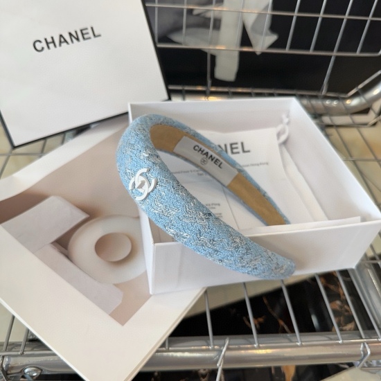 20240413 P 55 comes with a Chanel (Chanel) new hairband in the packaging box, a refreshing summer look, fashionable and trendy little fairy with her eyes closed