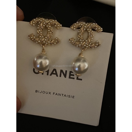 July 23, 2023 Ch@nel Classic Double C Xiaomi Beads with Pearl Earrings, Exquisite and Durable, A Classic Never Outdated Z Quality S925 Silver Needle Super Versatile Tool, Fashionable and Elegant. There are quite a few repeat customers with details as show