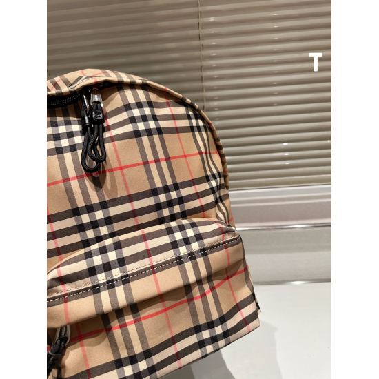 2023.11.17 Bur Backpack P225 This backpack is inspired by the unique fabric of the iconic Burberry Trench trench coat and is made of flexible nylon material with a dense weave structure similar to cotton Gabardine. Size: 30 * 40cm