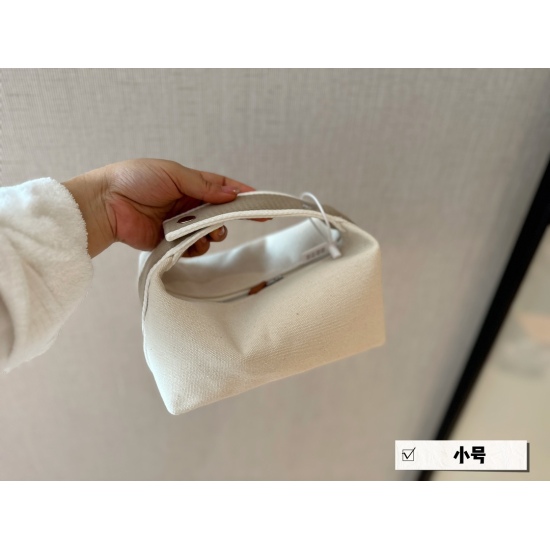2023.09.03 160 box (complimentary scarf) size: 25 * 15cm (large) 20 * 11cm (small) Hermes Hermes wash bag! Also known as lunch box bags! Very practical, with simple and lively lines, made of original canvas material!