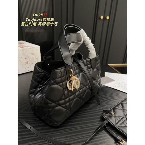 2023.10.07 P255 folding box ⚠️ The size 26.16 Dior Toujours shopping bag is simply irresistible, showcasing a sense of elegance and sophistication. It is a must-have item for beauty collection