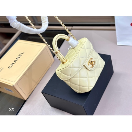 On October 13, 2023, 240 comes with a folding box and an airplane box size of 14.12cm. I really like the new Chanel square box bag! The design of the handle that falls in love at first sight is truly adorable ❤ :! Not too much detail, not too much, just r