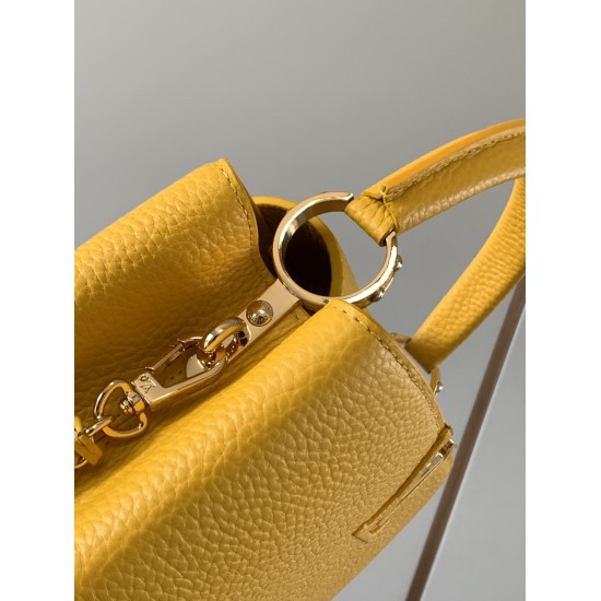 20231125 P1300 [Premium Original Leather M59653 Light Gold Buckle] This Capuchines BB handbag features Taurillon leather to showcase its modern style. Its leather woven chain can be easily removed or adjusted, allowing for easy switching between shoulders