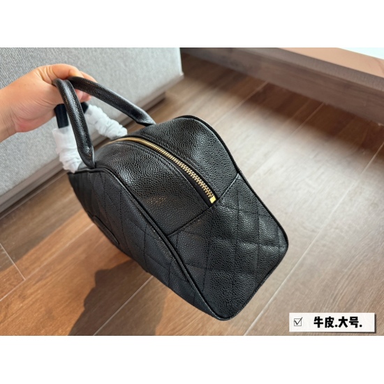 300 unboxed size: 38 * 21cm (large) Chanel vintage bowling bag. This bowling bag is really delicious~It's a very popular vintage change bowling bag recently. The design is not easily outdated, and it is very fashionable to hold in your hand. ⚠️ Quality of