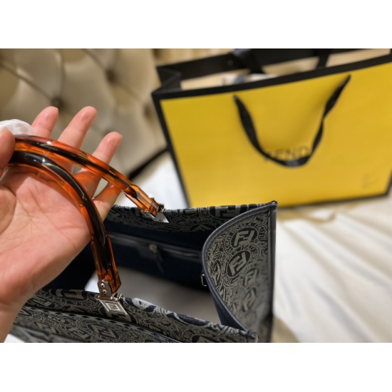 2023.10.26 245 Boxless Size: 35 * 30cm (small) F Home Fendi Peekabo Shopping Bag: Classic tote design! But the biggest feature of this one is: portable: crossbody!
