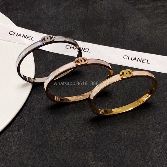 On July 23, 2023, the new Chanel Chanel Fritillaria Thick Precision Steel Color Preserving Bracelet is a super heavy Bling Bling bracelet with excellent color matching. The high-end precision steel material is not allergic and fades. One to one exquisite 