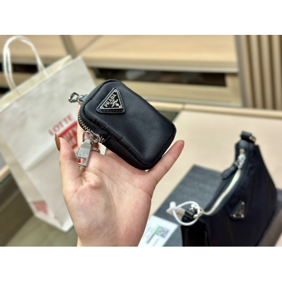 2023.11.06 175 170 box size: 26 * 18 (large) 22 * 15 (small) Prada hobo underarm bag, Prada three in one! A large bag similar to a dumpling bag with a small bag, a wide shoulder strap with a chain, instantly came up with N matching methods in my mind, ver