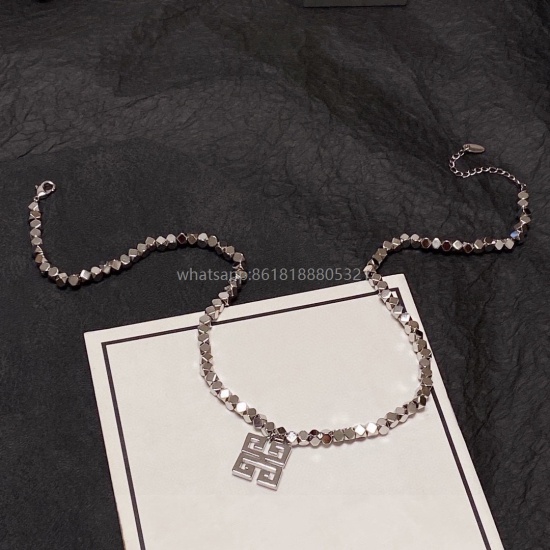 2023.07.23 New Givenchy Givenchy Silver Sliver Hangtag Necklace 14K fine steel color retention super personality, the versatile style is particularly good, the overall details are very surprising, the design is full, not only bring personal confidence and