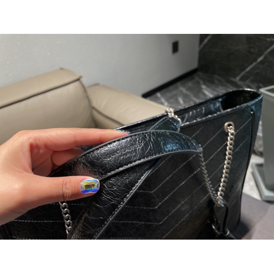 2023.10.18 Oil wax skin p250 ⚠️ Size 27.35 Saint Laurent Niki Tott, size, color, and style are all very good. The bag has a large capacity and is essential for commuting
