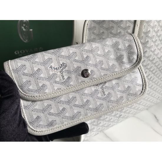 20240320 P960 [Goyard Goya] The new Hardy Small Commuter Bag has made a brand new return. The Hardy Bag has cancelled the old version's cat head design on one side and has been upgraded to our daily portable commuting bag, full of French elegance and more