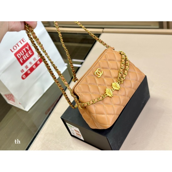 On October 13, 2023, 190 comes with a folding box, and I really like the handle design of the Chanel 2023 Woc Lion. Personally, I think it's a very attractive one in Chanel's bag. Highly recommended! Size: 20.13cm
