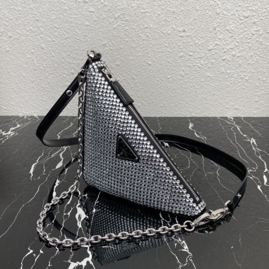 On March 12, 2024, the original 730 special grade 8502023 new triangular crystal bag 1BC190 features a full body imitation crystal decoration. Through in-depth exploration of the triangle, it inspires a new geometric form and reinterprets Prada's long-sta