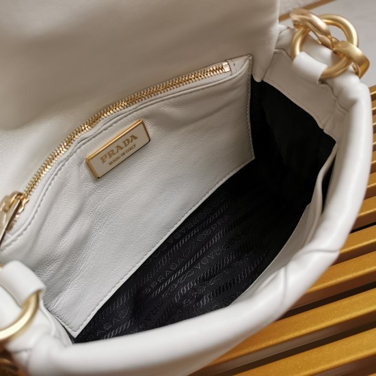 On March 12, 2024, the new 1BD292A System soft sheepskin shoulder bag with original 880 special grade 1000P home (small size) is decorated with a triangular pattern made of gorgeous stitching, showcasing the brand's production process. The flip design and