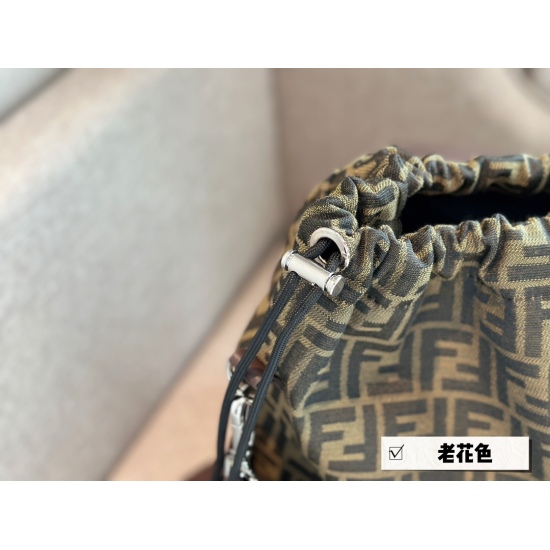 2023.10.26 235 Boxless Size: 34 * 43cm Fendi YYDS New Color Matching FF Old Flower Backpack has a large capacity and is super lightweight! Novel design backpack ➕ A shoulder bag is perfect for a special you~