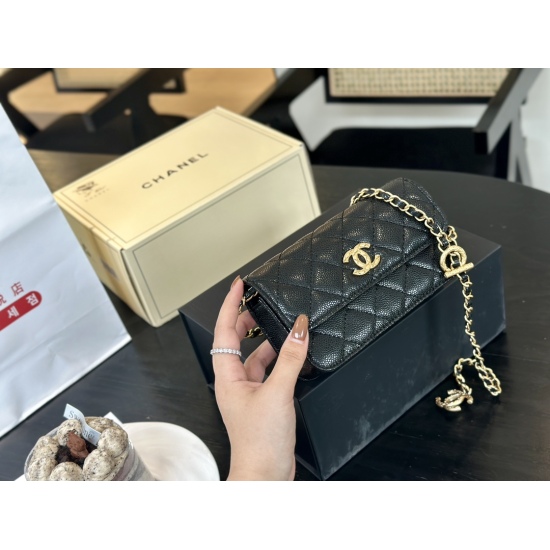 On October 13, 2023, 200 comes with a folding box and an airplane box size of 17 * 10cm. The Chanel Classic Wealth Bag woc has excellent quality! The bag has a slot and a hidden bag! Very practical!