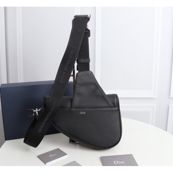 20231126 550 counter is genuine and available for sale. [Original Quality] Dior Men's Saddle Crossbody Bag/Chest Bag Model: 1ADPO093 (Black Leather and Black Thread) Size: 20 * 28.6 * 5cm Physical photo taken, same as the goods. Heavy gold genuine plate m
