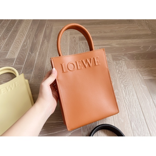 2023.09.03 185 box size 22 18cm loewe shopping bag: A bag that is physically easy to pack and has been carrying on trips recently. Its capacity is very friendly