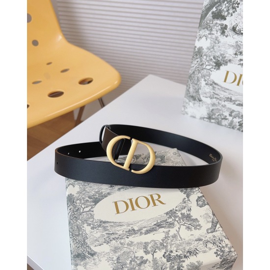 On October 14, 2023, the Dior waistband features a retro gold decorative metal CD buckle, which is slim in style and can be paired with skirts, pants, or dresses to enhance the body shape. Belt width: 3.0cm