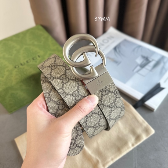 The latest version of Gucci counter is made of dark beige canvas leather paired with green pig grain leather, which can be used on both sides. Width 3.8cm rotating double G buckle