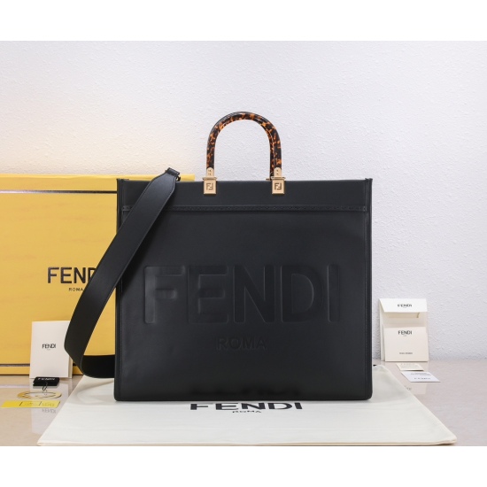 2024/03/07 P960 Large F ŃĎ The I TOTE tote bag features a simple letter logo design for the 