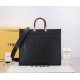 2024/03/07 P960 Large F ŃĎ The I TOTE tote bag features a simple letter logo design for the 