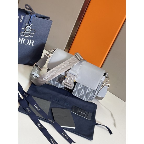 This Dior Hit the Road handbag, paired with shoulder straps, is a new addition to the 20231126 P660 top-level original, blending modern style with Dior's high order spirit. Crafted with gray CD Diamond patterned canvas and smooth cowhide leather, featurin