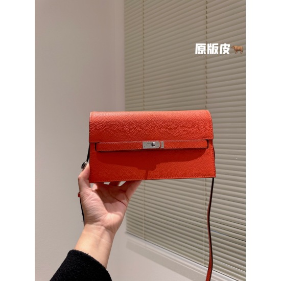 2023.10.29 Cowhide P250 Hermes Kelly Bag. The upper body is a workplace elite, simple but not simple. The classic bag shape of Kelly Danse, the textured lychee patterned cowhide top layer, and the silver lock buckle are a highlight of the workplace elite 