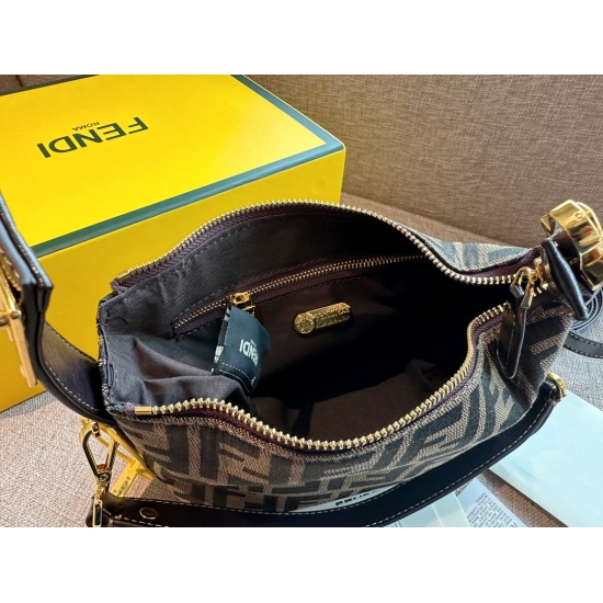 2023.09.01 Box (upgraded version) size: 18 * 12cm Fendi mini lunch box bag Fendi 20ss bento bag!!! ⚠️ Two shoulder straps!