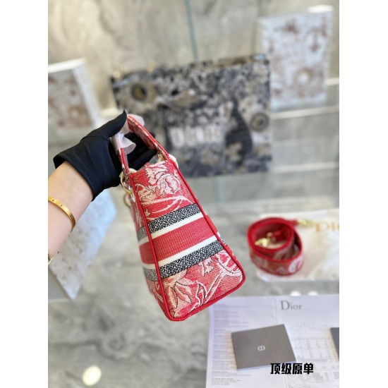 On October 7th, 2023, Dior Princess Embroidery Bag was originally a top-level p360DiorLady Life Constellation Embroidery Limited Edition Bag. In Venice, Macau, a 2022 New Lady Life Milk White Dior Constellation Embroidery Bag was introduced, which can cur