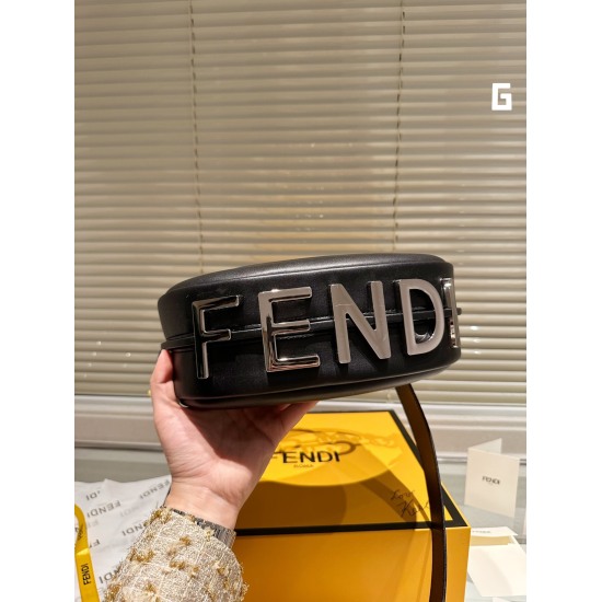 2023.10.26 Cowhide version P275Fendi 2022 | Fendigraphy Half Moon Bag J @ FENDI 2022 Spring/Summer New Fendigraphy Handbag! I've been looking forward to this picture for a long time~I fell in love with this comeback painting on the show. It looks like dum