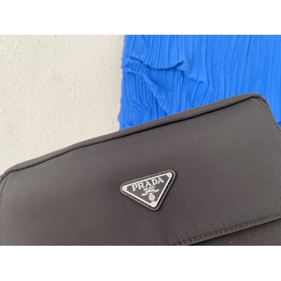 On November 6, 2023, P170 Prada Men's Flap Postman Bag Canvas Crossbody Bag Single Shoulder Bag features exquisite inlay craftsmanship, classic and versatile physical photography, original factory fabric, high-end quality delivery, small ticket dustproof 