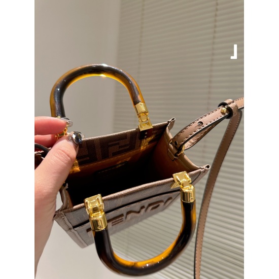 2023.10.26 Mini P195 ⭐ My favorite Fendi Sunshine Mini tote tote bag, the Fendi Sunshine Shopper Sunshine tote bag, is specifically designed for spring and summer, The feeling of being able to go on vacation in just one second when picked up is that altho