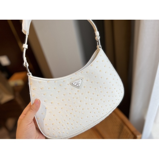 2023.11.06 175 box size: 27 * 15cmprad cleo underarm bag Prada Cleo has a sloping curve at the bottom of the bag, giving it a strong sense of design and a 3D feel. You can feel its beautiful streamline through the pictures, which has a high fashion feel.