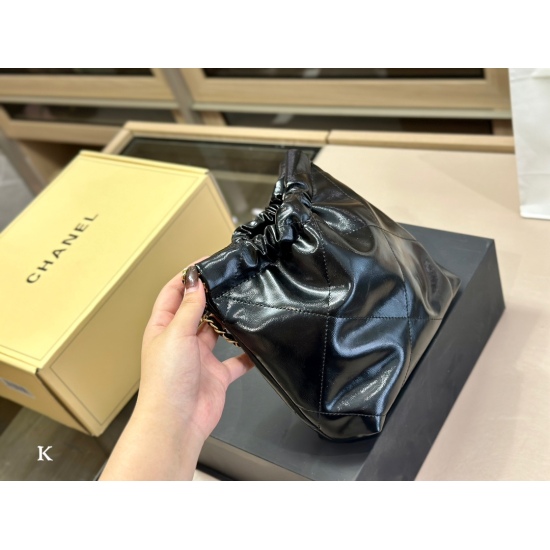 On October 13, 2023, 250 comes with a folding box. The size of the airplane box is 18 * 19cm, and the Chanel 23ss mini trash bag is also too beautiful! It's so beautiful, its capacity is also super! Handheld armpit crossbody