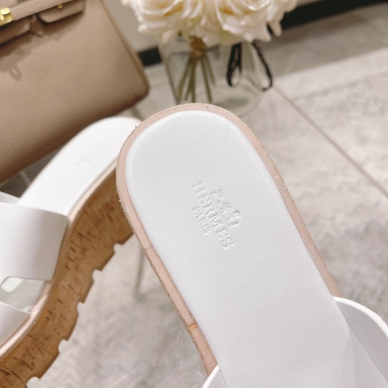 2023.07.16 2033 Hermès early spring new style, I-shaped thick soled slippers, my home is a cow leather pad foot leather~small MM benefits come ❤️ The outsole is designed with anti slip and wear-resistant film Size: 35-40￥