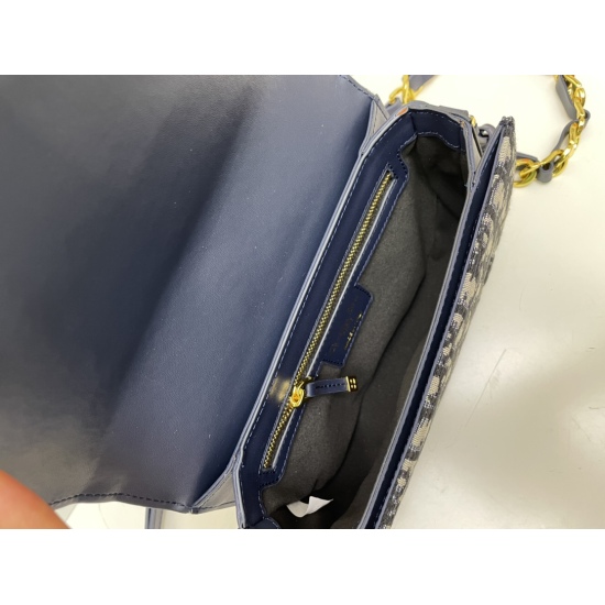 On July 20, 2023, the new Dior CD Signature handbag paired with shoulder straps is a new autumn 2023 product that combines modern style and elegant charm. Crafted with blue Oblique printed fabric, the front is adorned with a unique CD embossed logo. Equip