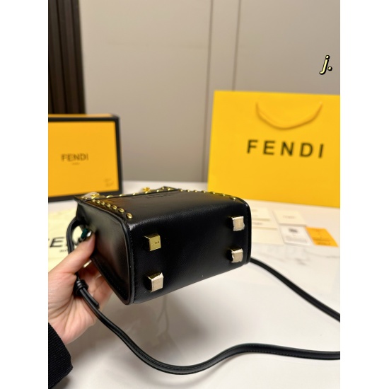 2023.10.26 P195 (with box) size: 1813FENDI New Rivet Tote Bag Treasure Hawksbill Handle ➕ Rivet elements~Exquisite and compact, fashionable and personalized! Commuting, dating, and going out on the street are really beautiful, right ❗ :