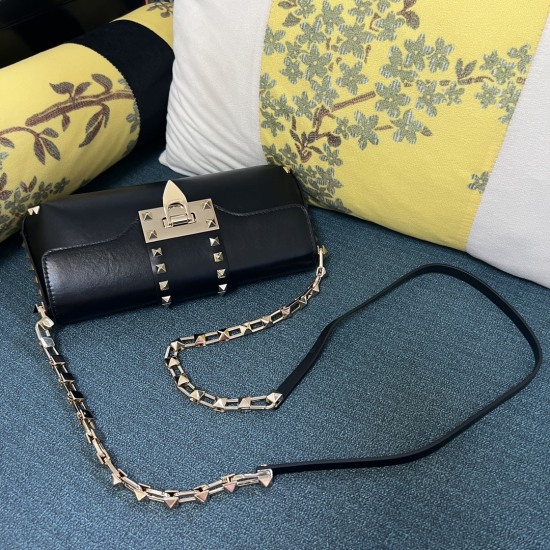 20240316 Original 910 Special 1030 Model: 2076GARAVANI ROCKSTUD Calf Leather Handbag. Portable chains and trims are adorned with iconic rivets. Thanks to the extendable shoulder straps, this bag can be carried on both shoulders and by hand- Electroplated 