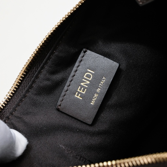 2024/03/07 770 model 2340 vintage size 29FEND1praphy underarm bag, featuring a crescent shaped design, adorned with the classic metal logo [FEND1] at the bottom of the bag. The outline of the bag is very close to the body's lines, and when carried under t