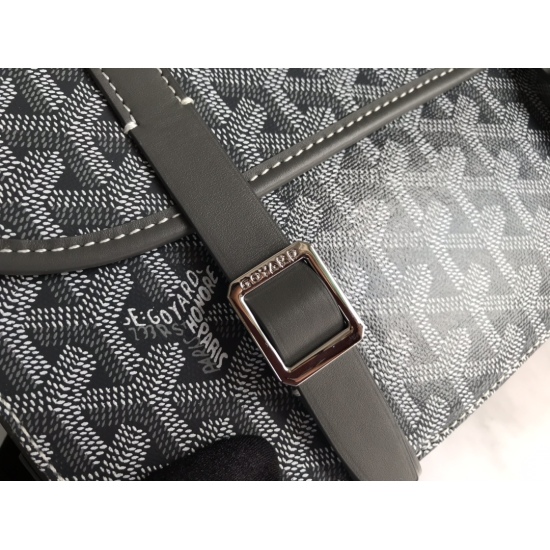 20231125 Large P750 [Goyard Goya] The newly launched Belvdre double stripe messenger bag features the most classic features of simplicity, elegance, and lightweight practicality. The leather edge highlights the outline of the bag in a linear manner, and t