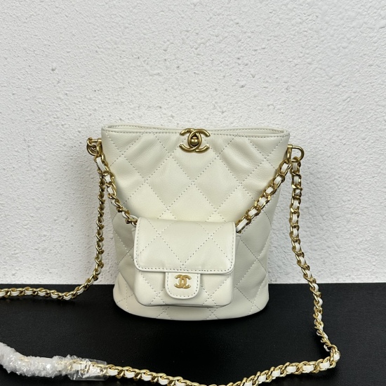2023.07.20 Batch Change Xiaoxiang New Product 23A Letter Bucket Bag Classic square buckle opening and closing design with leather chain on the front, a small bag design with a strong sense of disassembly and street turning rate 100% Size: 189.521cm