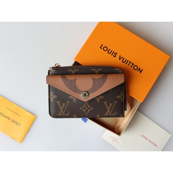 The 20230908 M49431 Recto Verso clip features a classic Monogram canvas with sharp leather trim and an L-shaped wide zipper to open the change compartment. It is paired with an envelope style front pocket, a center pocket for storing folded banknotes, and