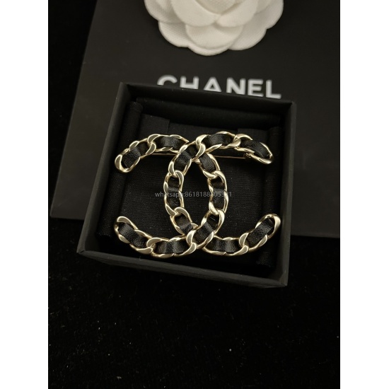 On July 23, 2023, Xiaoxiang's new leather piercing double C brooch, black leather piercing hollow leather piercing brooch, simple yet meticulous in details, truly versatile, exclusive for shipment and actual shooting