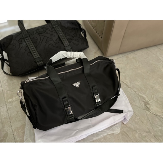 2023.11.06 230 No Box Size: 48 * 23cm First PradaxAdidas Co branded Bag, True Fragrance, Boys' Back Also Looks Great! The girl's back is super handsome! Travel bag/fitness bag/search prada travel bag