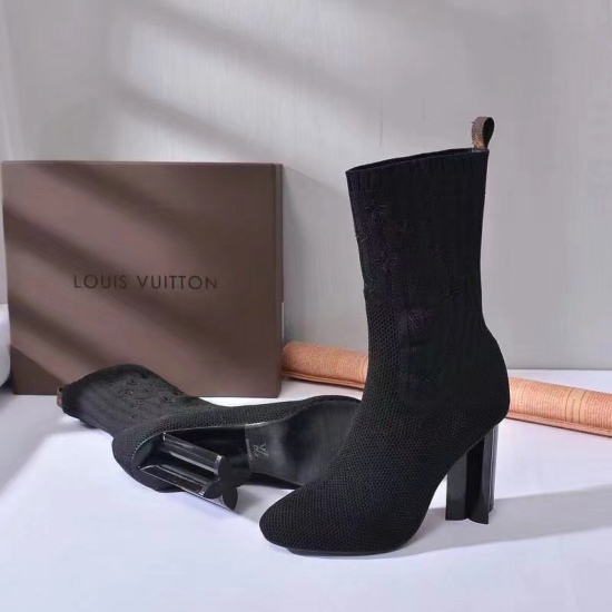 2023.11.19 L ❄ V socks and boots shipped, high-end fly woven upper/rose/rose embroidery 60 pieces L ❄ V element, exquisite and perfect workmanship, can be worn all year round. The original version has a 1:1 opening, a 10cm high plum blossom shaped heel, a
