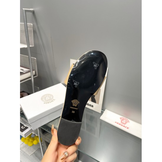 July 16, 2023 Versace officially synchronized the latest counter: 1:1 last molding, fabric cowhide, lining sheepskin, padding goat leather, flat bottom ex factory price: high heel ex factory price: real leather bottom ex factory price:+30 (35-43 yards)