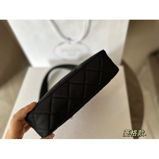 2023.11.06 145 comes with a box (Korean order) size: 22 * 13cmprad hobo nylon underarm bag. Seeing the actual product, it is truly perfect! packing ✔️ The design is super convenient and comfortable!