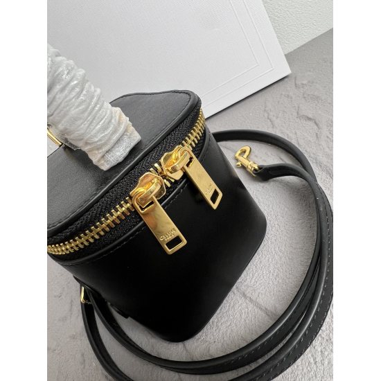 20240315 P770 CELINE (9.5x8X9cm) This model cannot fit a smartphone model. Cow leather lining: Cow leather/fabric handle, shoulder and back, and crossbody zipper lock. 1 main compartment is adjustable and detachable. The leather shoulder strap is 22 inche