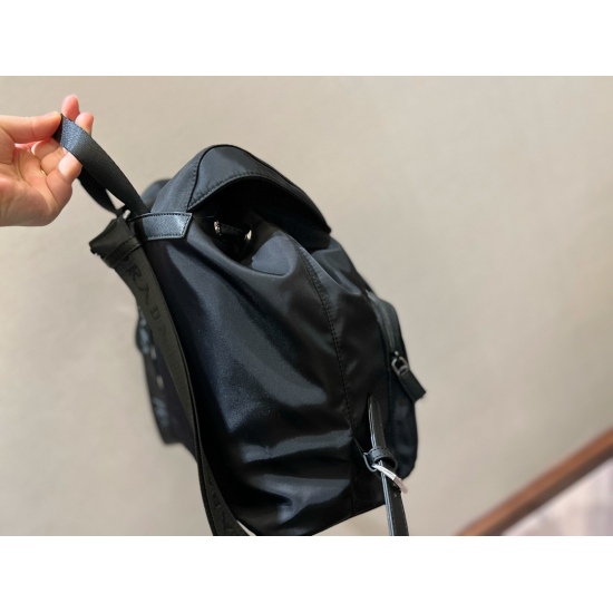 2023.11.06 185 No Box Size: 35 * 30 cm PRAD Nylon Backpack When it comes to backpacks, I have to recommend the design of this bag. It's too imaginative! Convenient no need to be absent. It is a practical backpack!!! ⚠️ Mild waterproofing